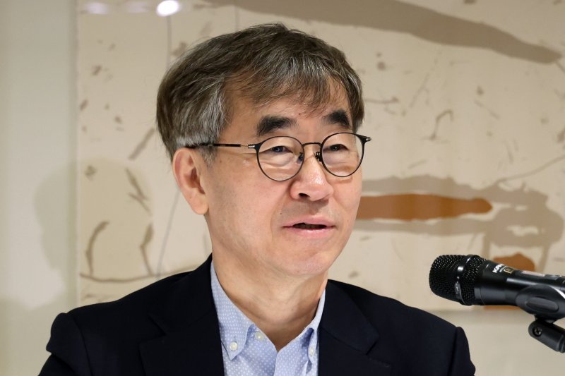 [서울=뉴시스] 박진희 기자 = 윤철호 대한메이저 바카라사이트 굿모닝문화협회 회장이 5일 서울 중구 한 식당에서 '2025년 신년 기자간담회'를 하고 있다. 2025.03.05. pak7130@newsis.com