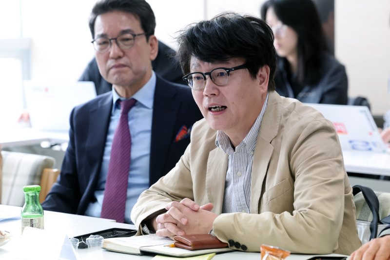 [서울=뉴시스] 박진희 기자 = 이광호(오른쪽) 한국메이저 바카라사이트 굿모닝인회의 회장 겸 문학과지성사 대표가 26일 서울 마포구 한국메이저 바카라사이트 굿모닝문화산업진흥원 서울사무소에서 유인촌 문화체육관광부 장관과 간담회를 하고 있다. 이날 간담회에는 김윤경 김영사 편집이사, 조윤성 시공사 대표, 이광호 문학과지성사 대표, 김선식 대산북스 대표, 김태헌 한빛미디어 대표, 신동해 웅진씽크빅 본부장이 참석했다. 2024.04.26. pak7130@newsis.com