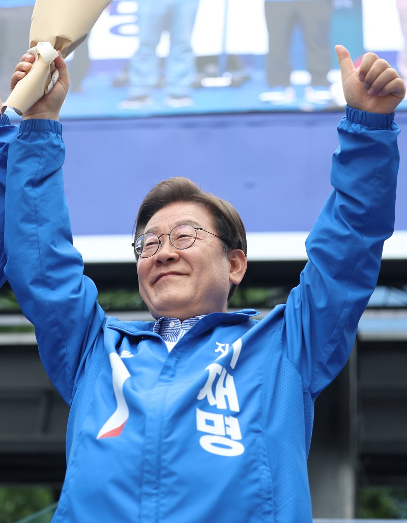 [성남=뉴시스] 권창회 기자 = 안전한 바카라사이트 더불어민주당 대선후보가 2일 경기 성남시 야탑역 광장에서 열린 유세에서 투표독려 퍼포먼스를 하고 있다. (공동취재) 2025.06.02. photo@newsis.com