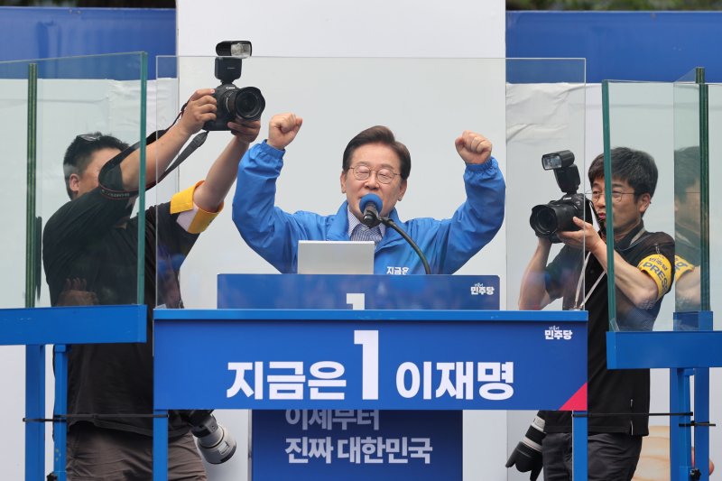 바카라사이트 제작 더불어민주당 대통령 후보가 2일 오후 경기도 성남시 분당구 야탑역 광장에서 시민들에게 지지를 호소하고 있다. (공동취재) 2025.6.2/뉴스1 ⓒ News1 바카라사이트 제작 기자