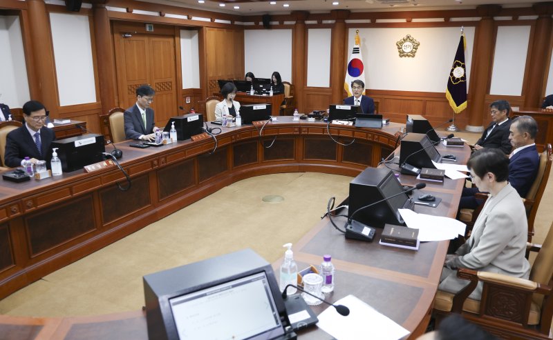 [과천=뉴시스] 김근수 기자 = 노태악 중앙선거관리위원장이 4일 오전 경기 과천시 중앙선거관리위원회 회의실에서 열린 제21대 바카라사이트 캡틴 당선인 결정 위한 전체 위원회에서 당선인 결정안을 상정하고 있다. 2025.06.04. ks@newsis.com