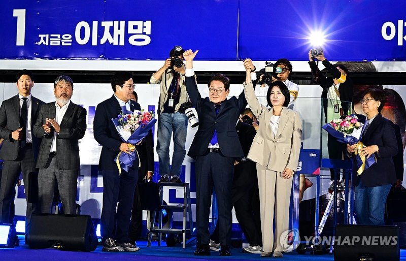 인사하는 이재명 후보와 김혜경 여사 (출처=연합뉴스)