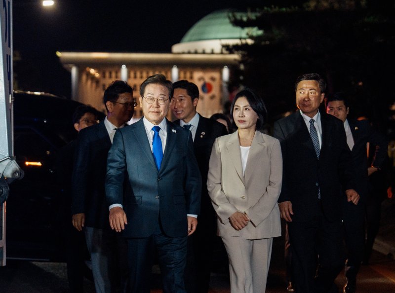 당선이 확실시된 우리카지노 바카라사이트 더불어민주당 대통령 후보와 부인 김혜경 여사가 4일 서울 여의도 국회 앞에 마련된 민주당 국민개표방송시청 현장에 도착하고 있다. (공동취재) 2025.6.4/뉴스1 ⓒ News1 안은나 기자