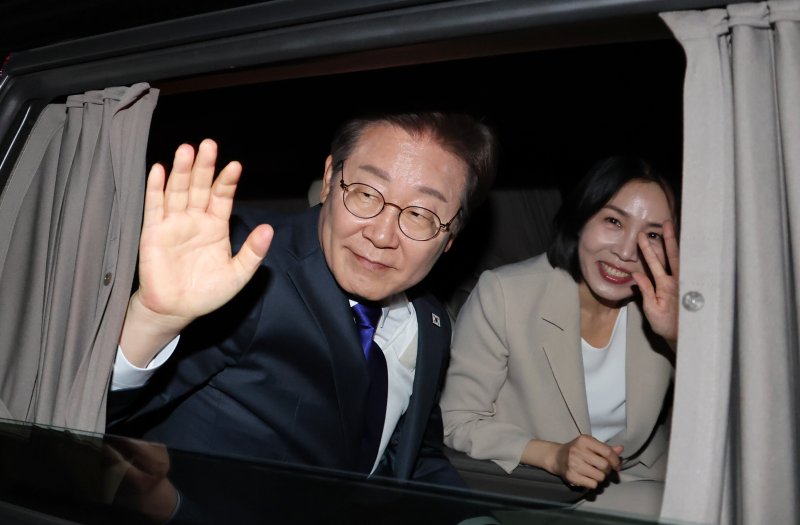 당선이 확실시된 바카라 가상 머니 사이트 더불어민주당 대통령 후보가 4일 서울 여의도 국회 앞에 마련된 민주당 국민개표방송시청 현장에서 연설을 마친 후 떠나고 있다. (공동취재) 2025.6.4/바카라 가상 머니 사이트1 ⓒ News1 안은나 기자
