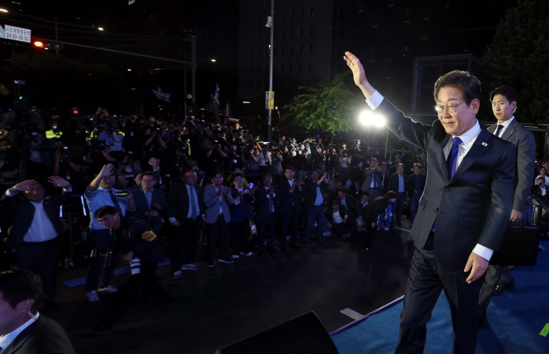 [서울=뉴시스] 조성우 기자 = 이재명 인터넷 바카라사이트이 4일 오전 서울 여의도 국회 앞에서 열린 국민 개표방송 행사에서 발언을 마친 뒤 인사하고 있다. (공동취재) 2025.06.04. photo@newsis.com