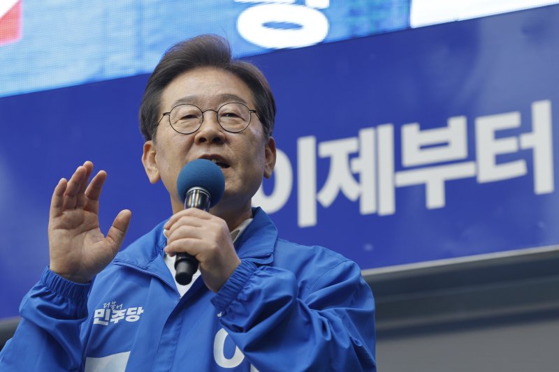 이재명 더불어민주당 바카라사이트 안내 후보가 '이순신 호국 벨트' 유세차 15일 오후 전남 순천시 연향동 패션의 거리를 찾아 지지를 호소하고 있다. 2025.5.15/뉴스1 ⓒ News1 안은나 기자