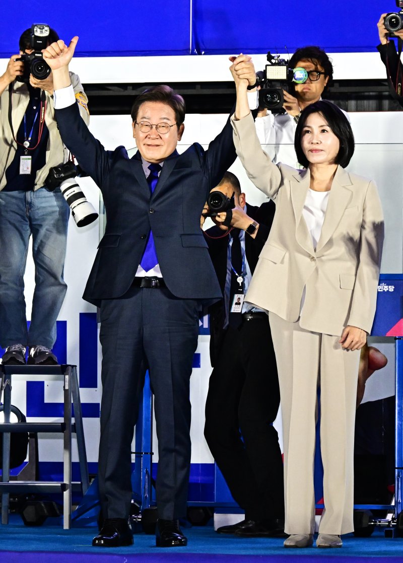 당선이 확실시된 이재명 더불어민주당 대통령 후보와 부인 김혜경 여사가 4일 서울 여의도 국회 앞에 마련된 민주당 국민개표방송시청 현장을 찾아 지지자들에게 인사하고 있다. (공동취재) 2025.6.4/인터넷 바카라사이트1 ⓒ News1 안은나 기자