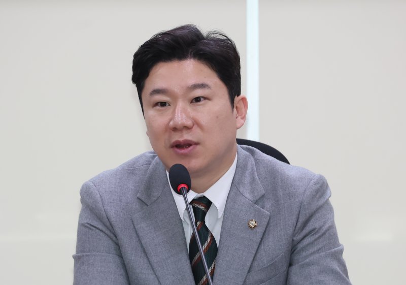 [서울=뉴시스] 고승민 기자 = 먹튀없는 바카라사이트 국민의힘 의원이 27일 서울 여의도 국회 의원회관에서 학생선수 체육행정 피해에 대한 정책간담회를 하고 있다. 2025.03.27. kkssmm99@newsis.com