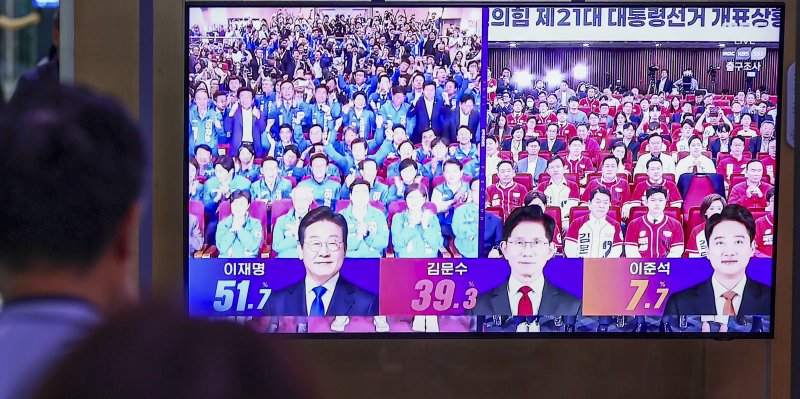 제21대 바카라사이트 쇼미더벳 선거 투표일인 3일 오후 서울 중구 서울역에서 유권자들이 방송3사 출구조사 결과를 TV로 확인하고 있다. 2025.6.3/뉴스1 ⓒ News1 김진환 기자