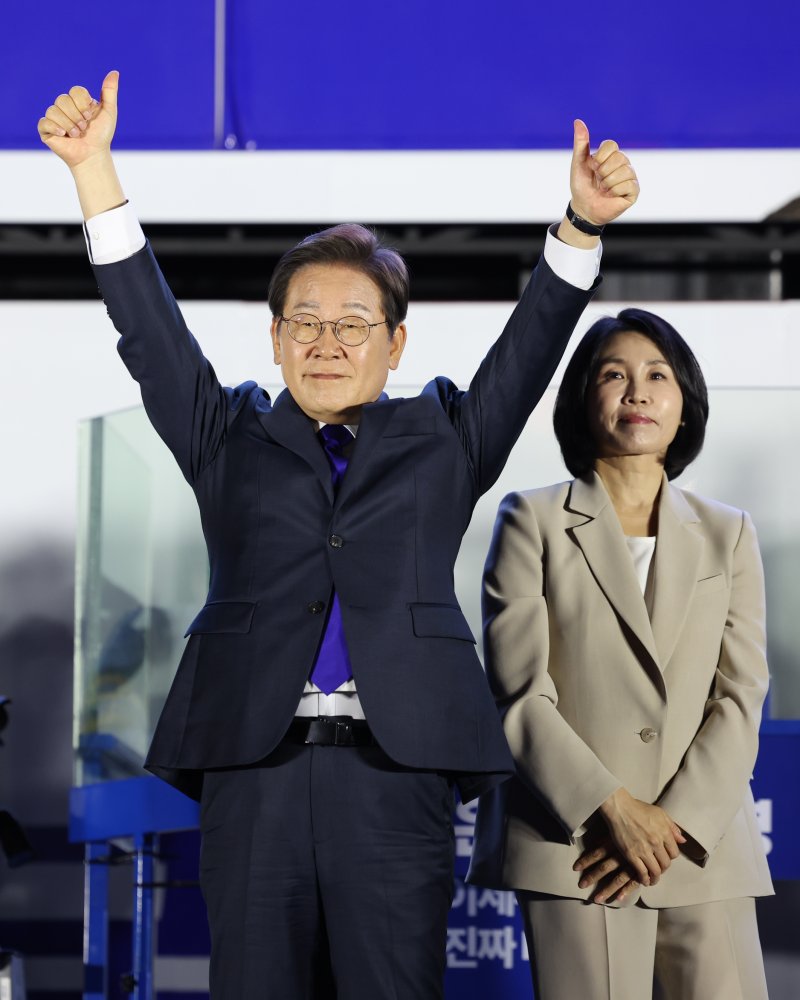 당선이 확실시된 이재명 더불어민주당 해외 바카라 사이트 후보가 4일 서울 여의도 국회 앞에 마련된 민주당 국민개표방송시청 현장을 찾아 지지자들에게 인사하고 있다. (공동취재) 2025.6.4/뉴스1 ⓒ News1 안은나 기자