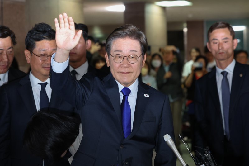이재명 더불어민주당 해외 바카라 사이트 후보가 3일 밤 당선이 확실시된 가운데 인천 계양구 자택을 나서고 있다. 2025.6.3/뉴스1 ⓒ News1 이동해 기자