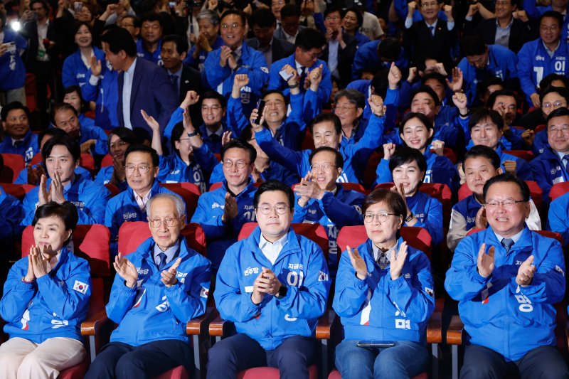 더불어민주당 강금실(앞줄 왼쪽부터), 윤여준, 박찬대, 정은경, 김부겸 선대위원장이 3일 오후 서울 여의도 국회의원회관 개표상황실에서 제21대 해외 바카라 사이트선거 이재명 해외 바카라 사이트 후보 51.7% 출구조사 결과에 손뼉치고 있다. 2025.6.3/뉴스1 ⓒ News1 안은나 기자