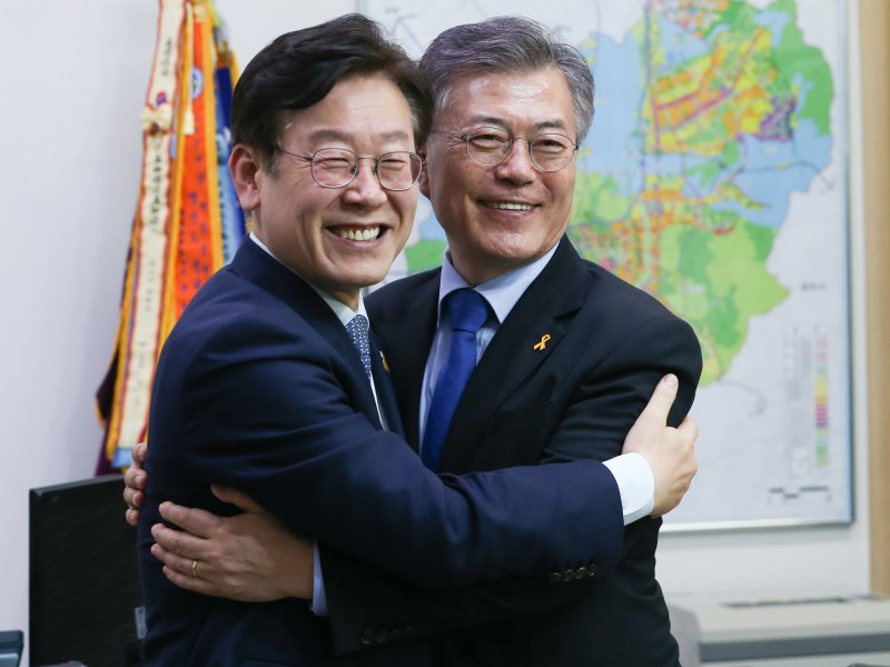 해외 바카라 사이트 성남시장이 7일 경기도 성남시청을 방문한 문재인 더불어민주당 대선 후보를 만나고 있다. (뉴스1 DB) 2025.6.3/뉴스1