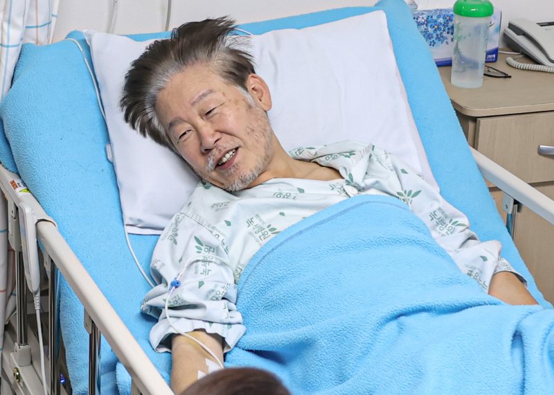 해외 바카라 사이트 더불어민주당 대표가 23일 서울 중랑구 녹색병원에서 진교훈 강서구청장 후보 등과 대화를 나누고 있다. (더불어민주당 제공) 2025.6.4/뉴스1