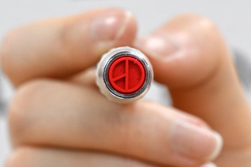 제21대 대통령 선거 본투표를 하루 앞둔 2일 서울 용산구 청파로 청파도서관·청파동자치회관 별관 대강당에 마련된 청파동 제1투표소에서 관계자가 기표용구를 들어 보이고 있다. (공동취재) 2025.6.2/뉴스1 ⓒ News1 박정호 기자