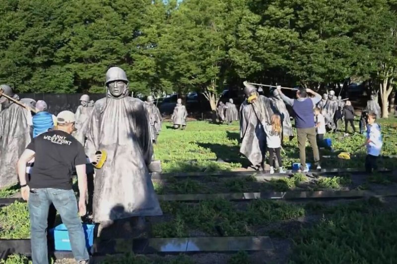 [서울=뉴시스]피트 헤그세스 미국 국방장관은 5월24일 워싱턴DC에 있는 6·25 전쟁 참전 기념공원을 찾아 청소했다고 미 국방부가 25일 밝혔다. ( 미 국방부가 공개한 사진). 헤그세스는 한국전 참전용사이며 바카라사이트 승리바카라 소울카지노 최초의 동성애 공개자인 밀크의 이름을 트럼프대통령의 군 정화 지시에 따라 함선에서 삭제했다. 2025.06.04.