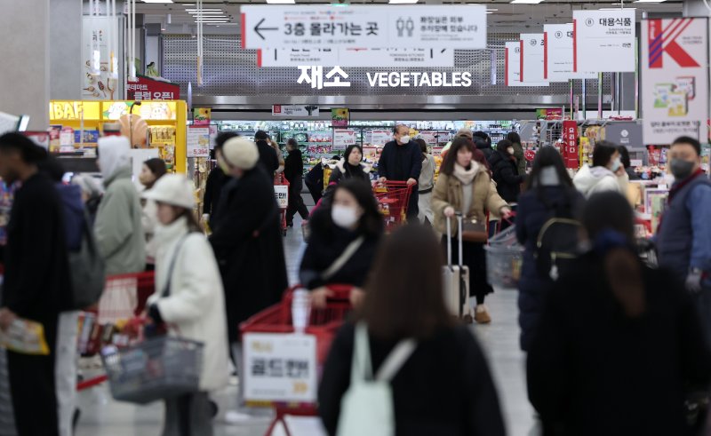 24일 서울 시내 한 대형마트에서 시민들이 장을 보고 있다. 2025.2.24/뉴스1 ⓒ News1 김성진 기자