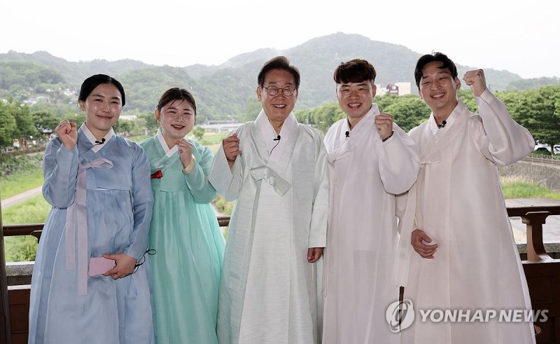 이재명 후보, K-컬처 '전통의 소리를 잇다-청년 국악인과의 간담회' (출처=연합뉴스)