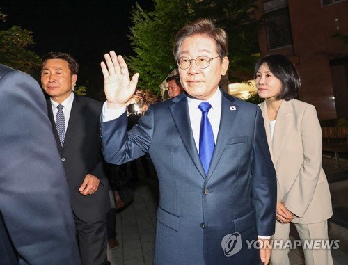 자택에서 나와 이동하는 이재명 대통령 (출처=연합뉴스)