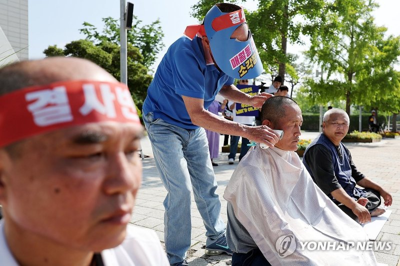삭발하는 매월동 주민들 (출처=연합뉴스)