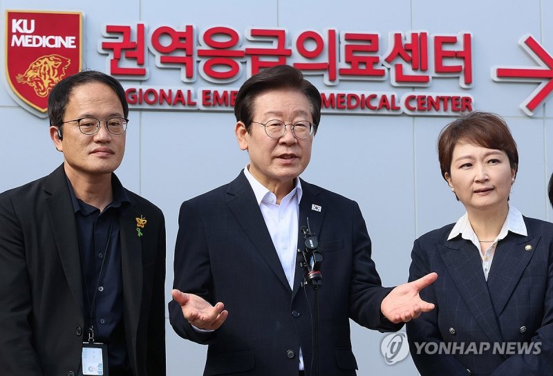 작년 9월 고대 안암병원 현장 점검 후 취재진 질문에 답하는 이재명 대통령 (출처=연합뉴스)