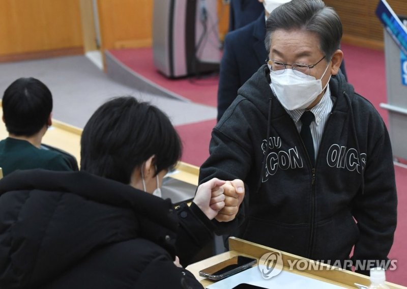 2021년 서울대 강연에서 학생들과 인사하는 이재명 대통령 (출처=연합뉴스)