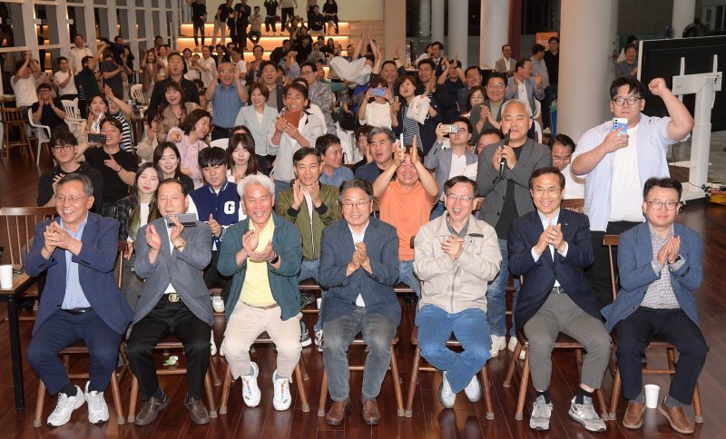 안전 바카라사이트 광주시장과 시 산하 공공기관장, 시청 직원 등이 3일 오후 시청에서 21대 대선 개표 방송을 지켜보며 박수를 치고 있다.(광주시 제공. 재판매 및 DB 금지)