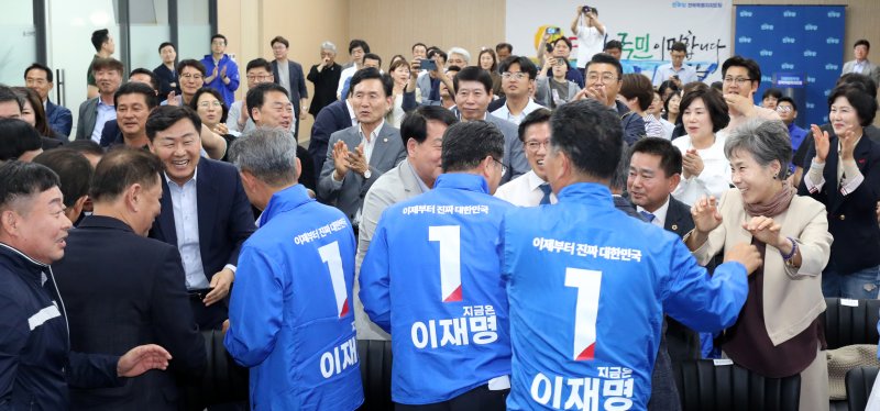 이원택 더불어민주당 바카라사이트 목록특별자치도당위원장을 비롯한 관계자들이 3일 바카라사이트 목록 전주시 더불어민주당 바카라사이트 목록도당에서 제21대 대통령 선거 출구조사 결과를 보며 환호하고 있다. 2025.6.3/뉴스1 ⓒ News1 유경석 기자