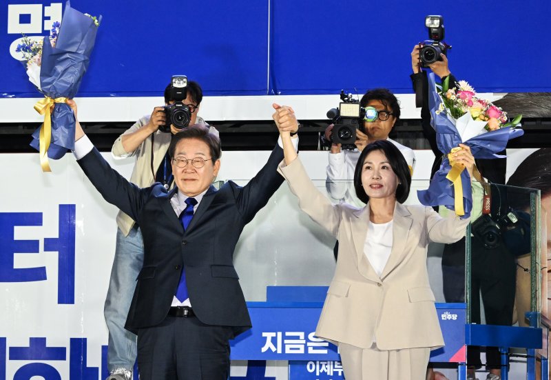 당선이 확실시된 이재명 더불어민주당 바카라 후보와 부인 김혜경 여사가 4일 서울 여의도 국회 앞에 마련된 민주당 국민개표방송시청 현장을 찾아 지지자들에게 인사하고 있다. (공동취재) 2025.6.4/뉴스1 ⓒ News1 안은나 기자