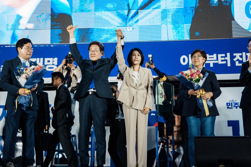 당선이 확실시된 이재명 더불어민주당 대통령 후보가 4일 서울 여의도 국회 앞에 마련된 민주당 국민개표방송시청 현장을 찾아 지지자들에게 인사하고 있다. (공동취재) 2025.6.4/뉴스1 ⓒ News1 안은나 기자