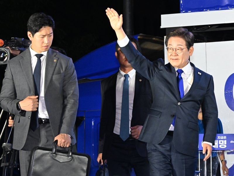 당선이 확실시된 이재명 더불어민주당 대통령 후보가 4일 서울 여의도 국회 앞에 마련된 민주당 국민개표방송시청 현장을 찾아 지지자들에게 인사하고 있다. (공동취재) 2025.6.4/바카라사이트 소개1 ⓒ News1 안은나 기자