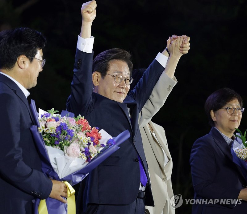 시민들에게 감사 인사하는 이재명 후보 (출처=연합뉴스)