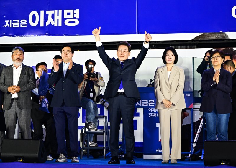 제21대 대통령 선거에서 에볼루션 바카라사이트이 확실해진 이재명 더불어민주당 후보가 김혜경 여사와 4일 오전 서울 여의도 국회 앞에 마련된 개표방송 야외 무대에 올라 인사하고 있다. (공동취재) 2025.6.4/뉴스1 ⓒ News1 안은나 기자