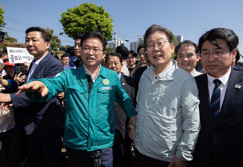 '골목골목 경청투어 : 단양팔경편'에 나선 이재명 더불어민주당 대통령 후보가 4일 오전 경북 영주시 문정둔치에서 열린 2025 영주 한국선비문화축제에서 이철우 경북도지사를 만나 대화를 하고 있다. 2025.5.4/메이저 바카라사이트 캡틴1 ⓒ News1 이재명 기자