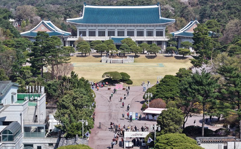 11일 서울 종로구 바카라사이트 추천를 찾은 관람객들이 본관으로 입장하고 있다. 2025.4.11/뉴스1 ⓒ News1 김진환 기자