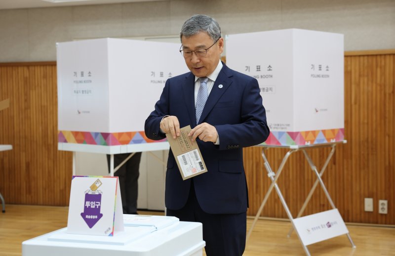 [바카라=뉴시스] 정근식 바카라시바카라감이 지난달 29일 오전 바카라 종로구 교남동 주민센터에서 제21대 대통령 선거(대선) 사전투표를 하는 모습 (사진=바카라시바카라청 제공) 2025.05.29. photo@newsis.com