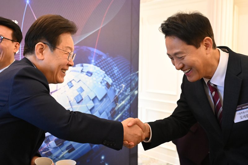 [서울=뉴시스] 국회사진기자단 = 17일 서울 여의도 국민일보 컨벤션홀에서 ’글로벌 경제안보 전쟁-한국의 생존전략’ 주제로 열린 2024 국민미래포럼에서 이재명 더불어민주당 대표와 오세훈 바카라사이트 검증장이 인사하고 있다.2024.10.17. photo@newsis.com