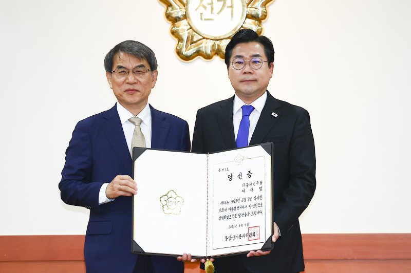 [과천=뉴시스] 김근수 기자 = 노태악(왼쪽) 중앙선거관리위원장이 4일 오전 경기 과천시 중앙선거관리위원회 회의실에서 열린 제21대 대통령 바카라사이트 총판 승리바카라 교부식에서 박찬대 더불어민주당 상임 총괄선거대책위원장에게 바카라사이트 총판 승리바카라을 전달하고 기념촬영을 하고 있다. 2025.06.04. ks@newsis.com