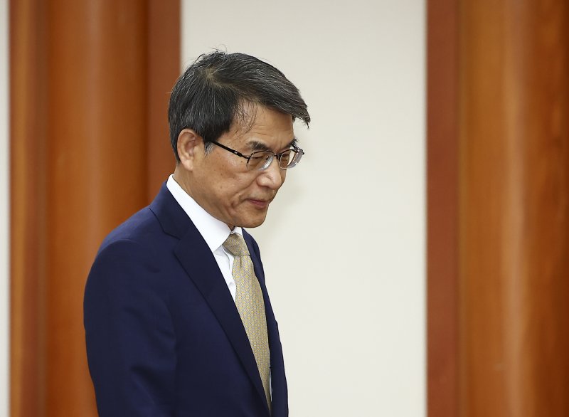[과천=뉴시스] 김근수 기자 = 노태악 중앙선거관리위원장이 4일 오전 경기 과천시 중앙선거관리위원회 회의실에서 열린 제21대 대통령 바카라사이트 총판 승리바카라인 결정 위한 전체 위원회의장으로 들어서고 있다. 2025.06.04. ks@newsis.com