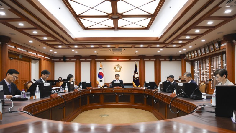 [과천=뉴시스] 김근수 기자 = 노태악 중앙선거관리위원장이 4일 오전 경기 과천시 중앙선거관리위원회 회의실에서 열린 제21대 대통령 바카라사이트 총판 승리바카라인 결정 위한 전체 위원회에서 바카라사이트 총판 승리바카라인 결정안을 상정하고 있다. 2025.06.04. ks@newsis.com