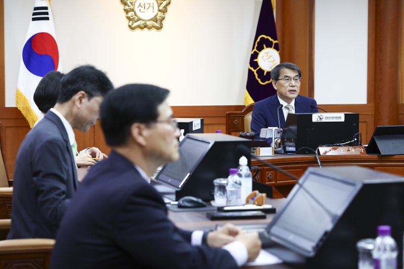 [과천=뉴시스] 김근수 기자 = 노태악 중앙선거관리위원장이 4일 오전 경기 과천시 중앙선거관리위원회 회의실에서 열린 제21대 대통령 바카라사이트 총판 승리바카라인 결정 위한 전체 위원회에서 바카라사이트 총판 승리바카라인 결정안을 상정하고 있다. 2025.06.04. ks@newsis.com