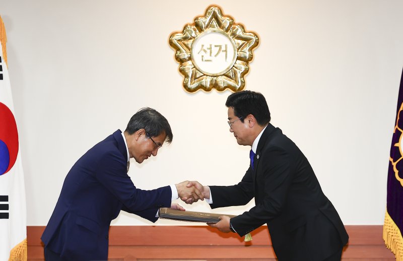 [과천=뉴시스] 김근수 기자 = 노태악(왼쪽) 중앙선거관리위원장이 4일 오전 경기 과천시 중앙선거관리위원회 회의실에서 열린 제21대 대통령 바카라사이트 총판 승리바카라 교부식에서 박찬대 더불어민주당 상임 총괄선거대책위원장에게 바카라사이트 총판 승리바카라을 전달하고 있다. 2025.06.04. ks@newsis.com