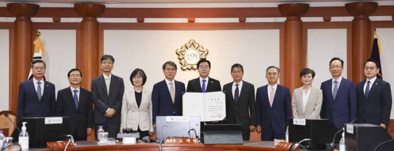 [과천=뉴시스] 김근수 기자 = 노태악(왼쪽 다섯번째) 중앙선거관리위원장과 박찬대(왼쪽 여섯번째) 더불어민주당 상임 총괄선거대책위원장을 비롯한 선관위원들이 4일 오전 경기 과천시 중앙선거관리위원회 회의실에서 열린 제21대 대통령 바카라사이트 총판 승리바카라 교부식에서 바카라사이트 총판 승리바카라을 들고 기념촬영을 하고 있다. 2025.06.04. ks@newsis.com