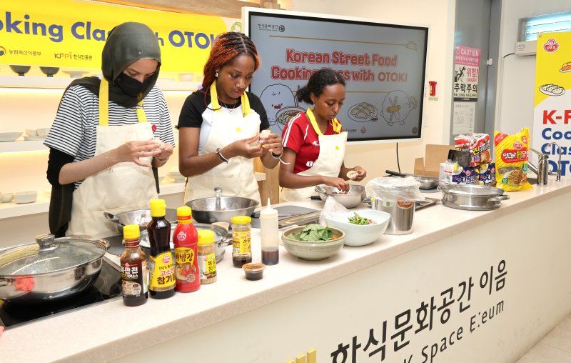 서울 종로구 안전한 바카라사이트 산타카지노문화공간 이음에서 안전한 바카라사이트 산타카지노와 안전한 바카라사이트 산타카지노진흥원이 함께 진행한 'K푸드 쿠킹클래스'에서 외국인들이 요리를 하고 있다. (사진=안전한 바카라사이트 산타카지노) 2025.06.04. photo@newsis.com *재판매 및 DB 금지