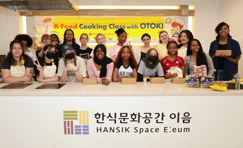 지난 30일 서울 종로구 바카라 에볼루션문화공간 이음에서 오뚜기와 바카라 에볼루션이 함께 진행한 ‘K-Food 쿠킹클래스’에 참가한 외국인들이 기념촬영을 하고 있다.(오뚜기 제공)