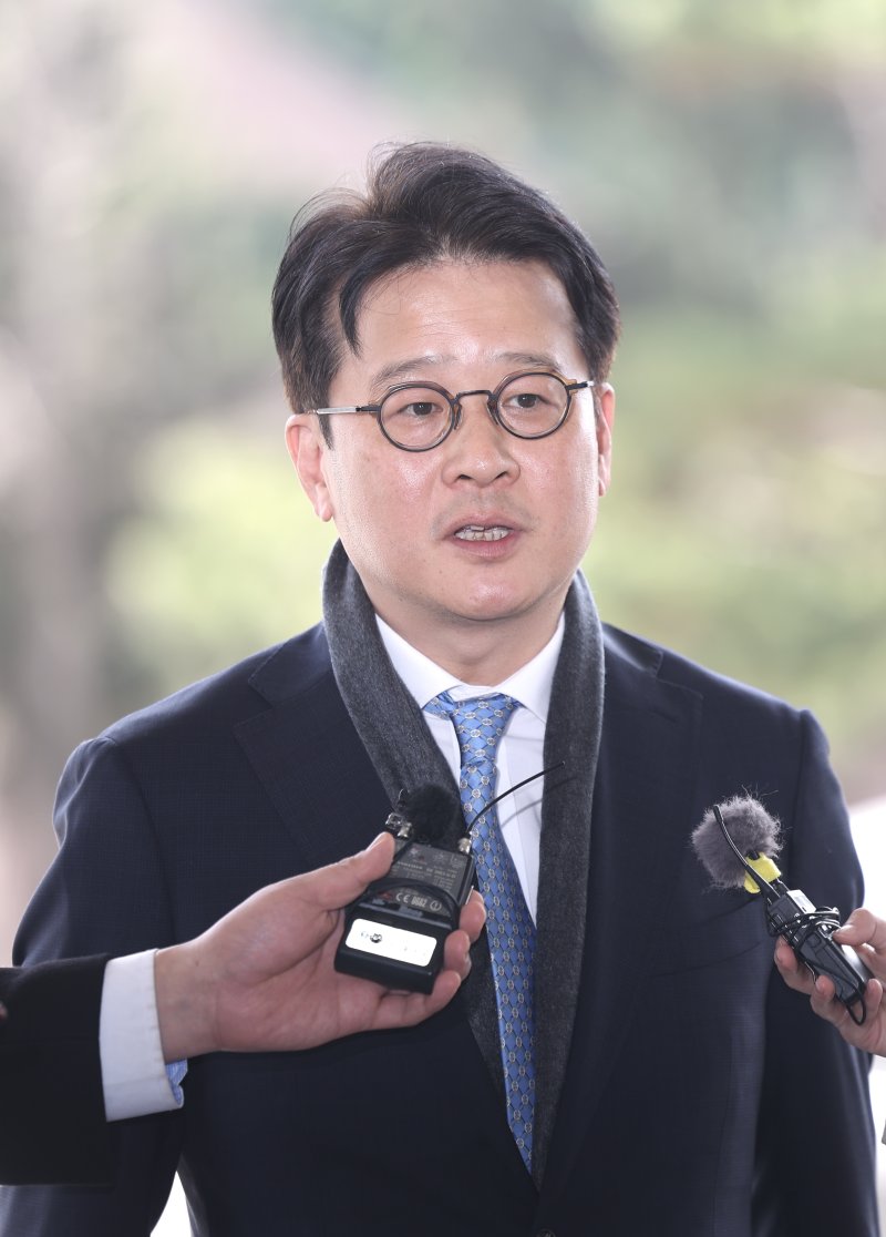 [서울=뉴시스] 김명년 기자 =이창수 서울중앙바카라사이트 벳무브의 사표가 지난 3일 수리됐다. 이 바카라사이트 벳무브이 지난 3월 13일 오후 서울 서초구 서울중앙지방검찰청으로 출근하며 입장을 밝히고 있다. 2025.03.13. kmn@newsis.com