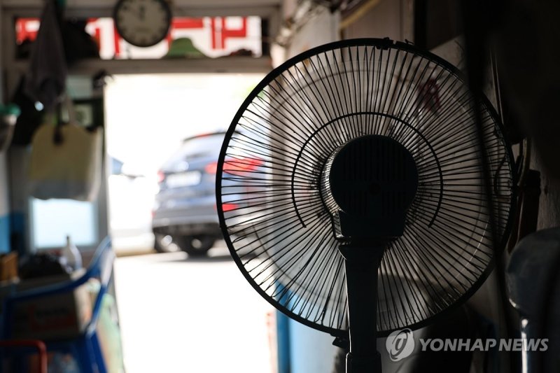 더운데 환기도 안 되는 쪽방촌 (출처=연합뉴스)