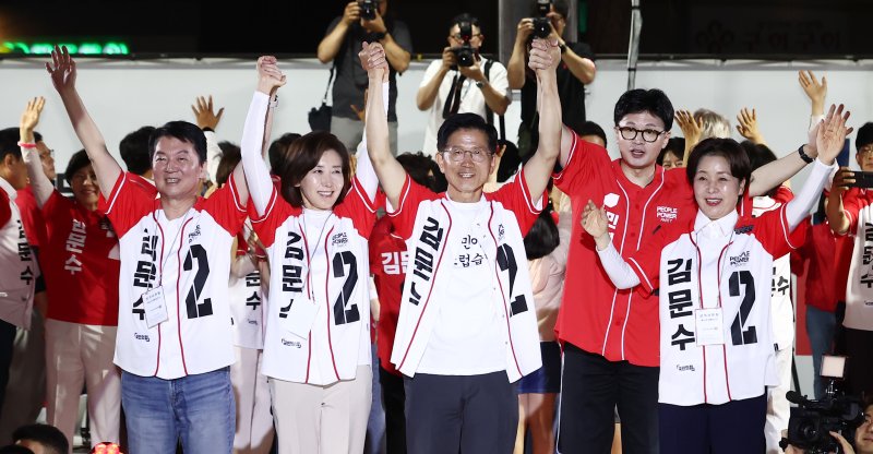 스피드 바카라사이트 국민의힘 대통령 후보가 제21대 대통령 선거를 하루 앞둔 2일 오후 서울 중구 서울시청 앞 광장에서 열린 '울려라 함성, 들어라 승리의 메아리' 피날레 유세에서 나경원·안철수·양향자 공동선대위원장과 한동훈 전 대표와 원팀 퍼포먼스를 하고 있다. 2025.6.2/스피드 바카라사이트1 ⓒ News1 김민지 기자