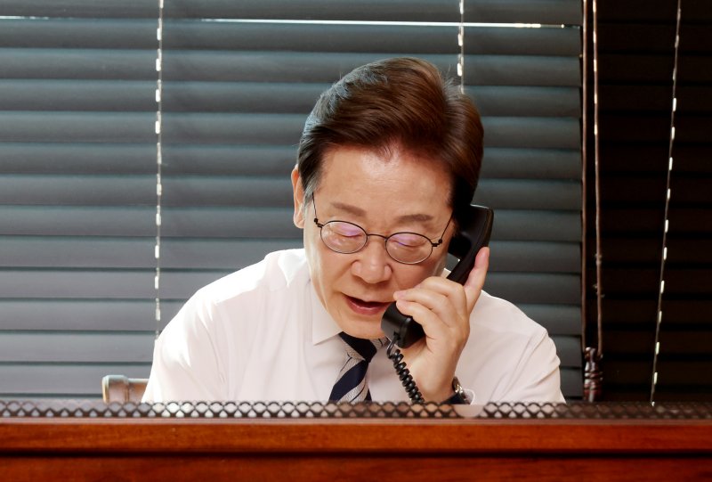 [인천=뉴시스] 최진석 기자 = 이재명 대통령이 4일 인천 계양구 사저에서 김명수 합동참모본부 의장과 통화하며 군 통수권 이양 보고를 받고 있다. (바카라사이트 아벤카지노실통신사진기자단) 2025.06.04. myjs@newsis.com <저작권자ⓒ 공감언론 뉴시스통신사. 무단전재-재배포 금지. alt=