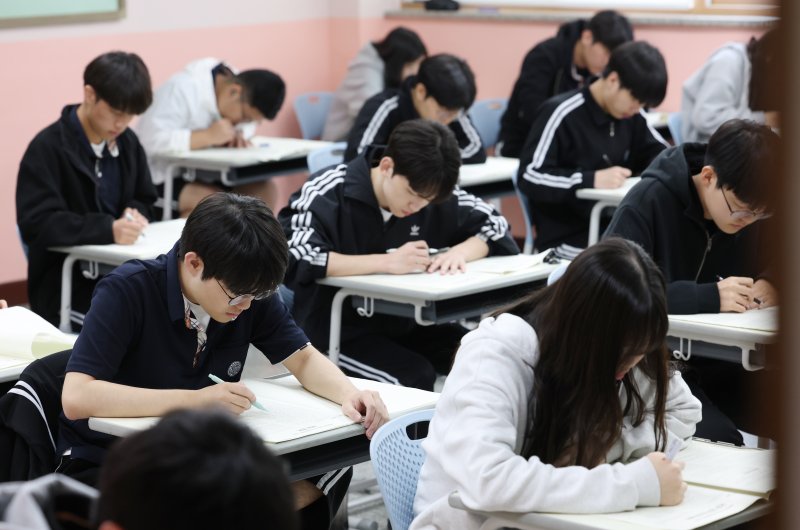 교육청 주관 5월 전국연합학력해외 바카라사이트를 치르는 고교 3학년 학생들. /뉴스1 ⓒ News1 김영운 기자